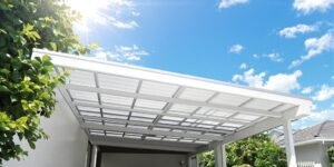 Carport solaire gratuit : Abri de voiture avec panneaux solaires, belle lumière du soleil.