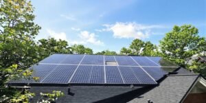 combien de panneaux photovoltaïques pour 5000 kw: Panneaux solaires sur un toit de maison