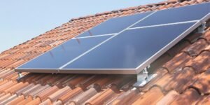 Fixation panneau solaire sur tuile