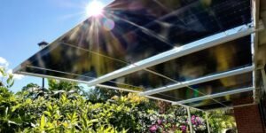 Aérovoltaïque : Panneaux solaires sur pergola ombrageant une terrasse.