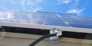 Branchement panneau solaire : illustration Panneau solaire sur un toit, câbles