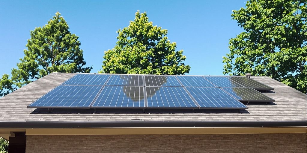 quelle puissance panneau solaire: Installation solaire sur un toit de maison