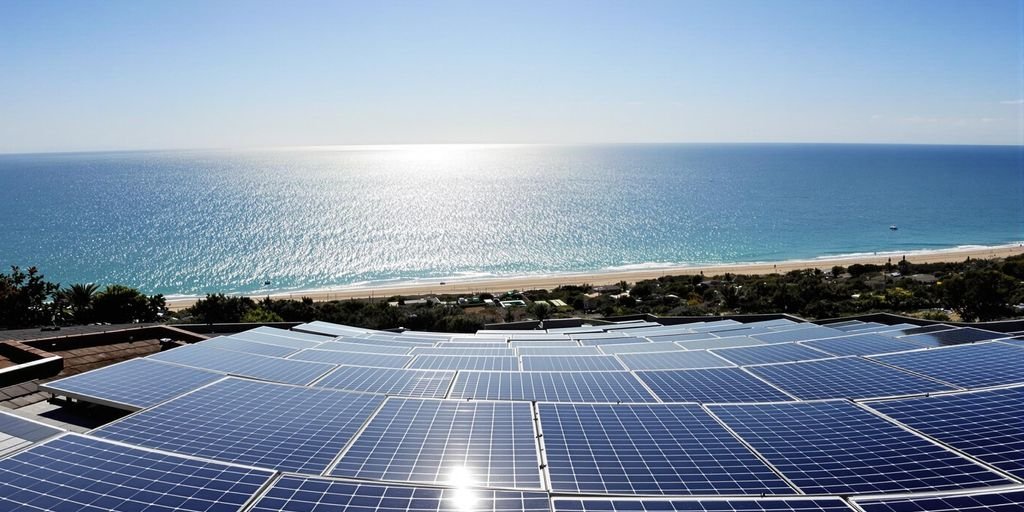 panneau solaire La Rochelle: Panneaux solaires sur toit près de l'océan à La Rochelle.
