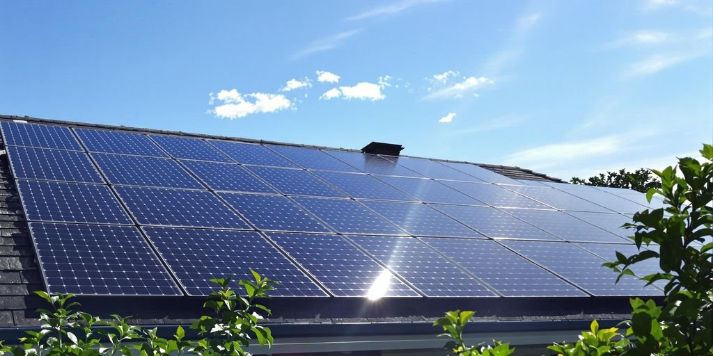 Panneaux solaires sur un toit ensoleillé