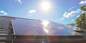 Tarif rachat photovoltaique: Panneaux solaires sur un toit ensoleillé