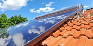 Un Panneau solaire eau chaude sur un toit ensoleillé.